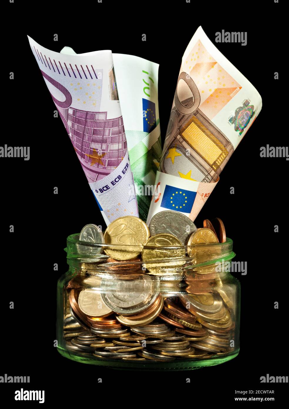 Euro in einer mit Münzen gefüllten GlasDose Stockfoto