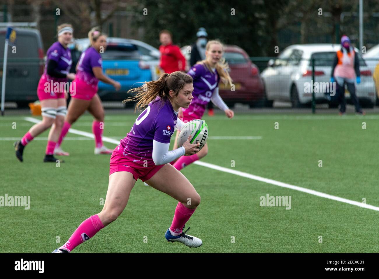 Surrey, Großbritannien. Februar 2021, 13th. Helena Rowland (#10 Loughborough Lightning) attackiert während des Allianz Premier 15s Spiels zwischen Harlequins Women und Loughborough Lightning in Cobham, Surrey, England. Kredit: SPP Sport Presse Foto. /Alamy Live Nachrichten Stockfoto