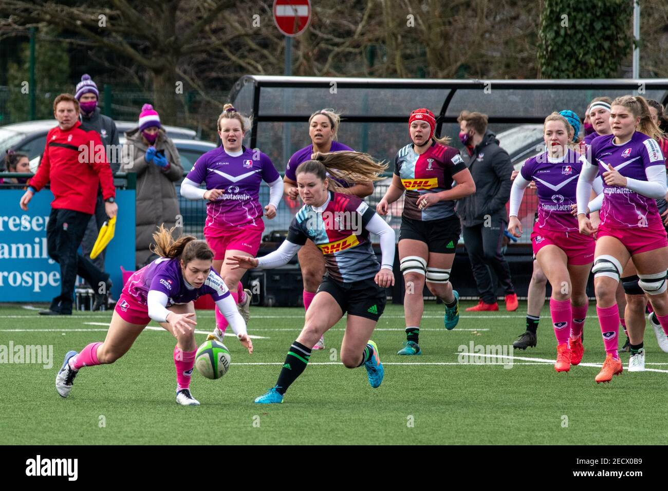 Surrey, Großbritannien. Februar 2021, 13th. Helena Rowland (#10 Loughborough Lightning) und Leanne Riley (#9 Harlequins Women) kämpfen während des Allianz Premier 15s-Spiels zwischen Harlequins Women und Loughborough Lightning in Cobham, Surrey, England, um Besitz. Kredit: SPP Sport Presse Foto. /Alamy Live Nachrichten Stockfoto