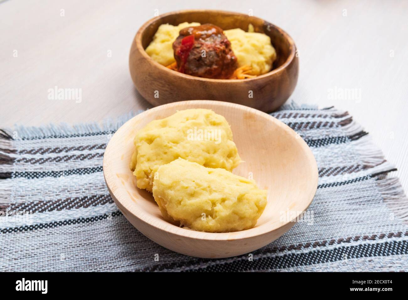 Die sambische Küche ist Nshima, ein Essen, das aus zerstoßtem weißem Mais zubereitet wird. Stockfoto