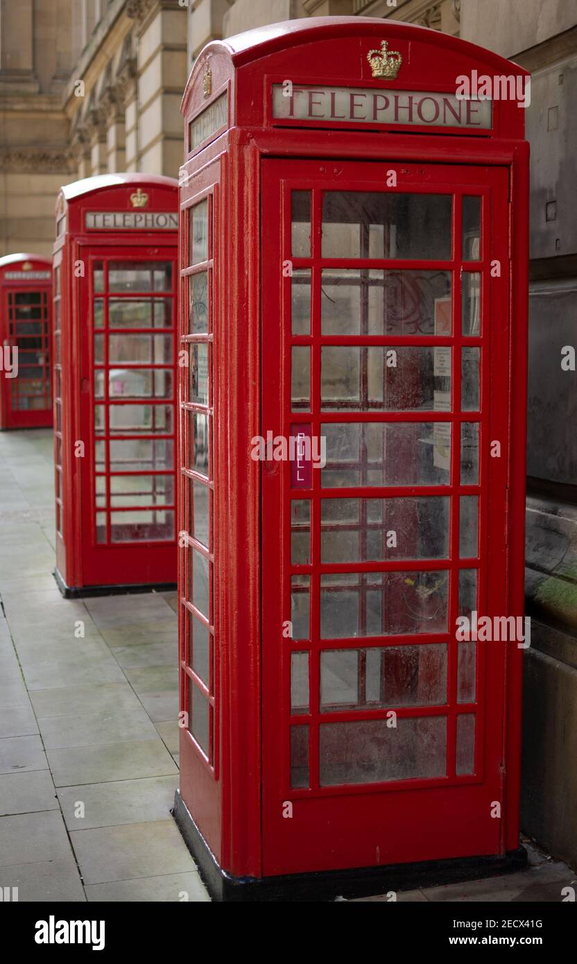 Drei rote Telefonzellen in einer Leitung, Birmingham, Großbritannien. 2018 Stockfoto