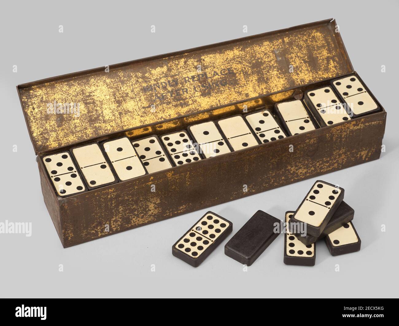 Blechdose mit vollen 55 Dominos als Set Stockfoto