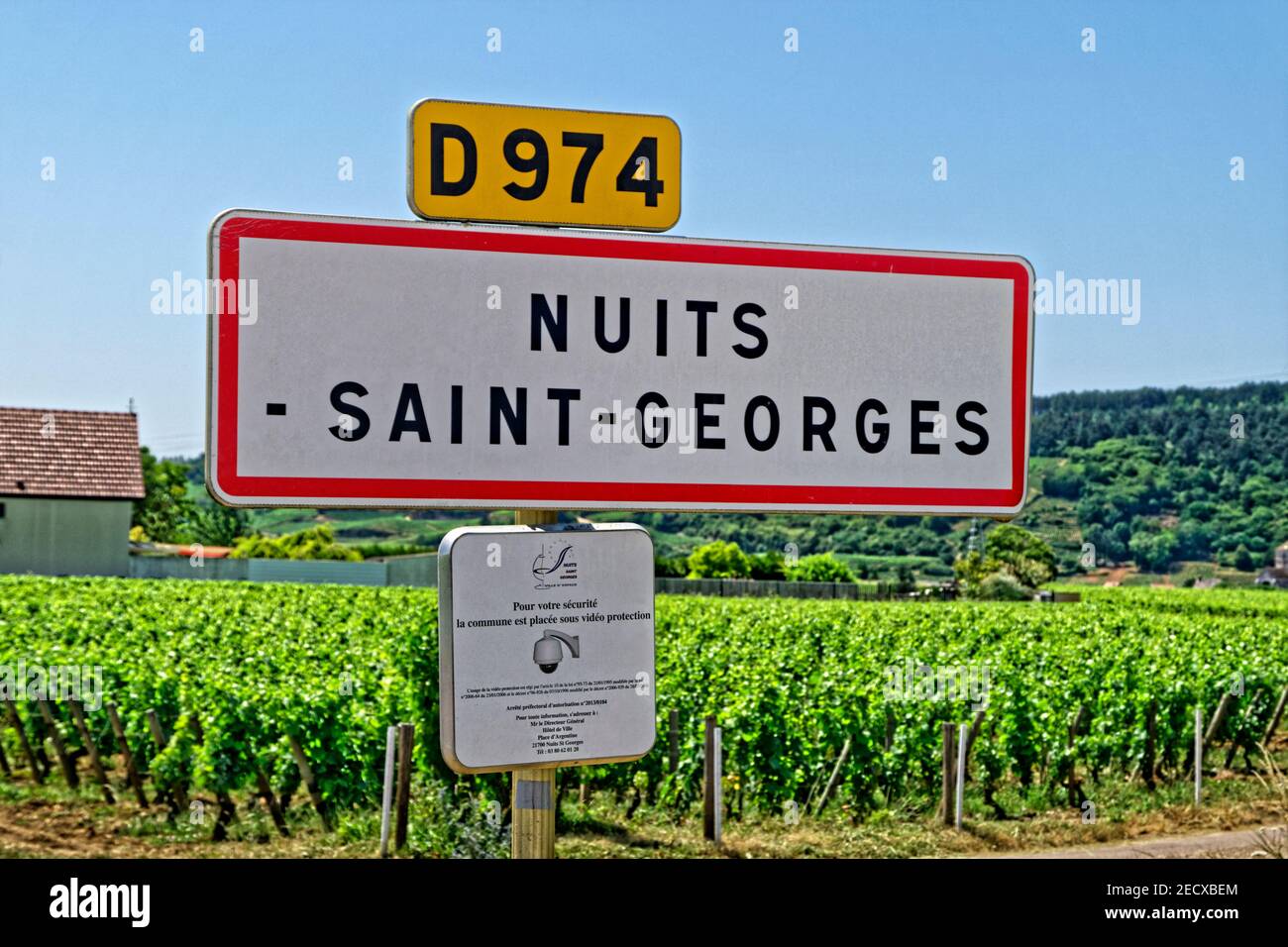 Nuits-Saint-Georges Straßenschild, Departement Côte-d'Or, Region Bourgogne-Franche-Compté, Frankreich. Stockfoto