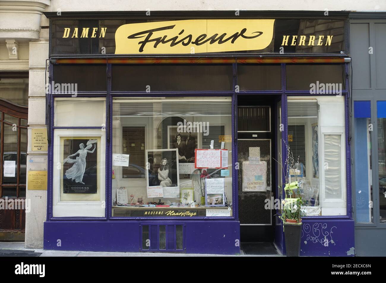 Wien, Piaristengasse 2-4, altes Friseurgeschäft Stockfoto