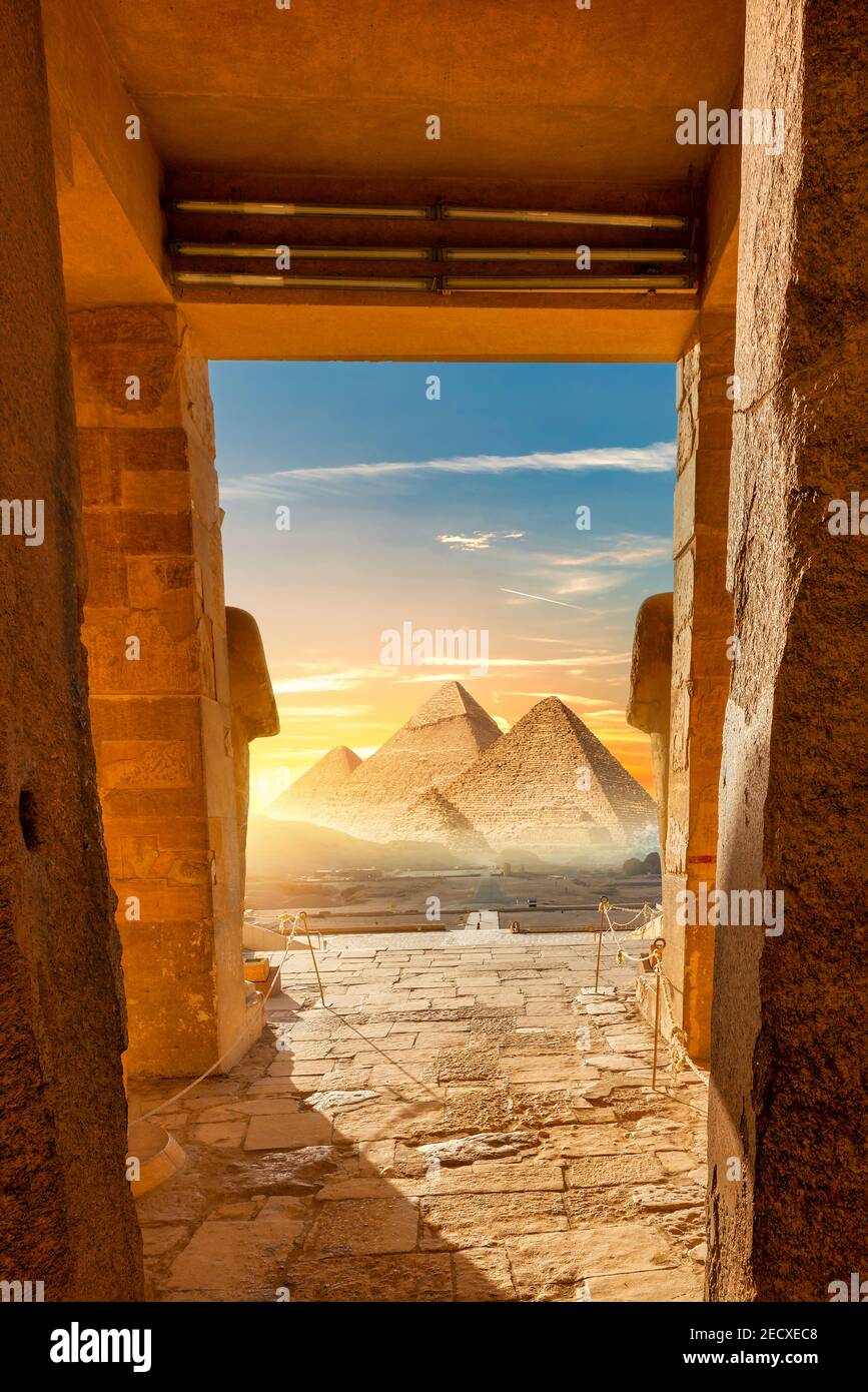 Blick vom Grab auf die Pyramiden Ägyptens Stockfoto