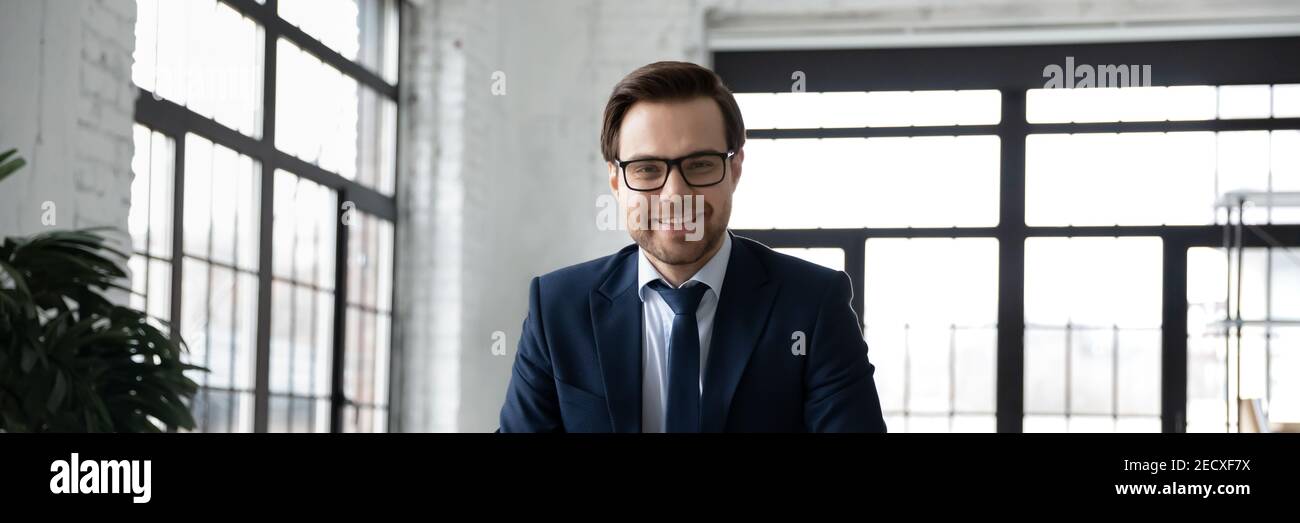 Banner-Porträt von glücklichen Geschäftsmann in Anzug am Arbeitsplatz Stockfoto