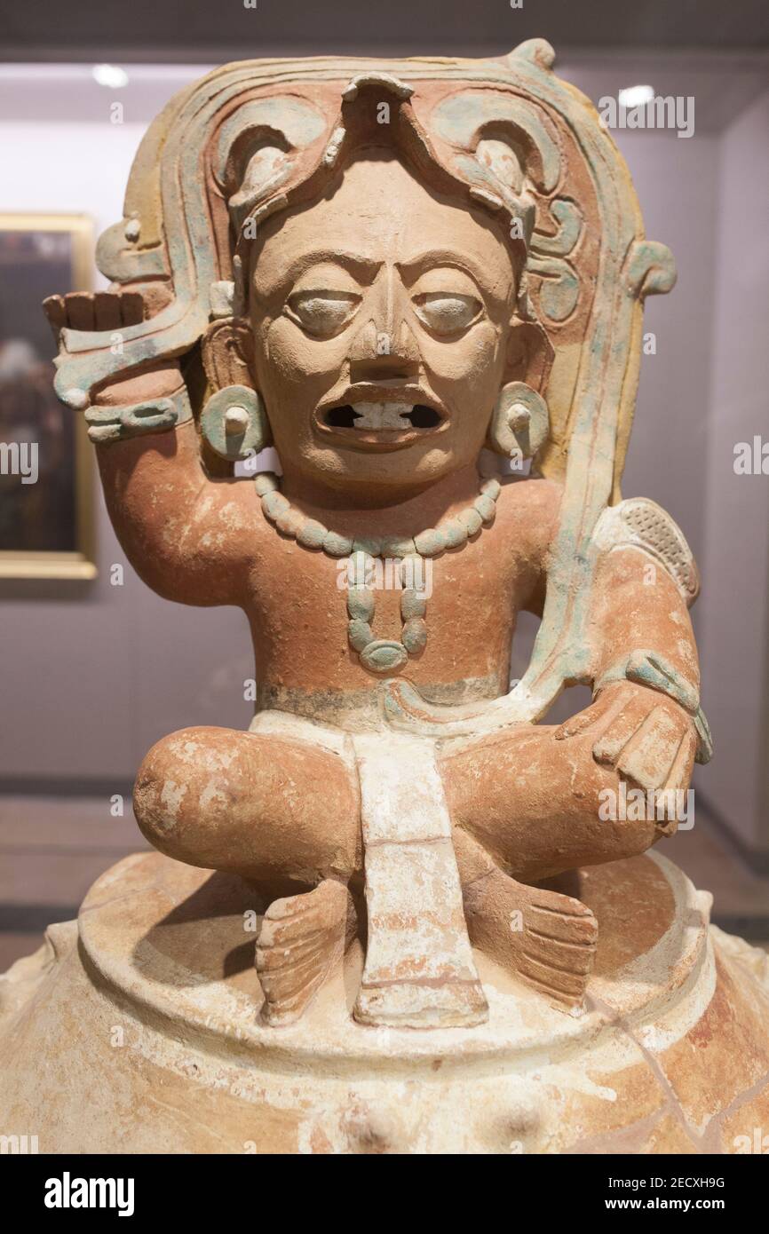 Madrid, Spanien - 11th. Jul 2020: Beerdigungsurne, die Kinich Ahau Yucatec sonnengott darstellt. Maya-Kultur, 600 AC. Museum of the Americas, Madrid, Spanien Stockfoto
