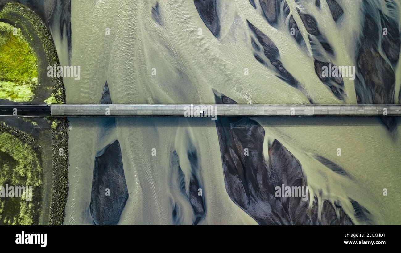 Atemberaubende Drohnenansicht einer Brücke über ein massives Flussbett In Island Stockfoto