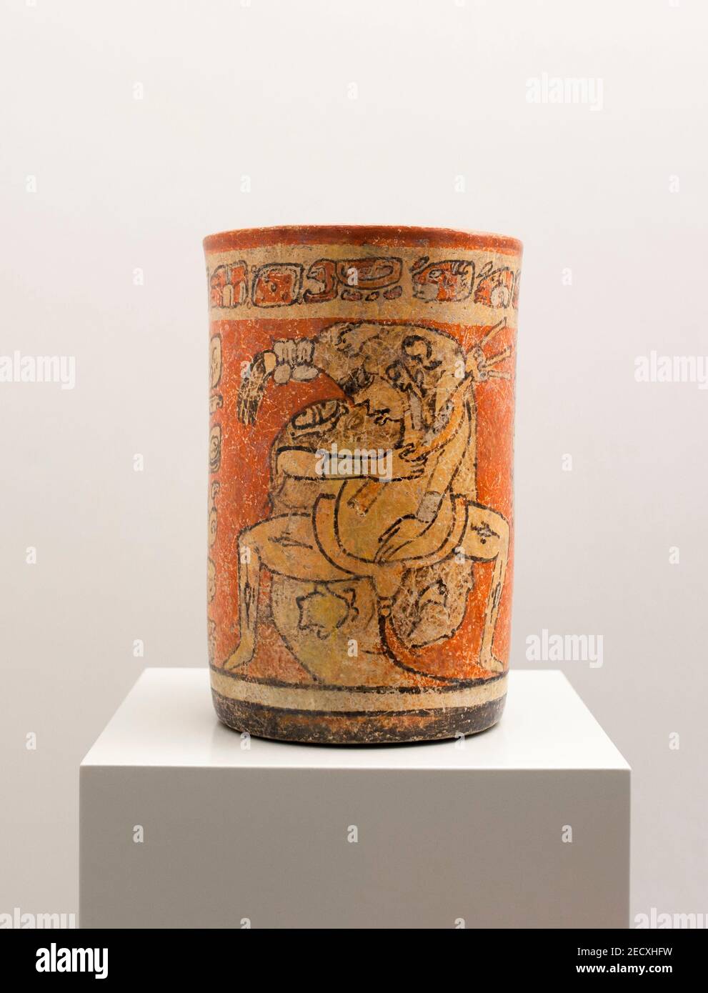 Madrid, Spanien - 11th. Jul 2020: Pokal mit mythologischer Szene. Maya-Kultur. 600 AC. Museum of the Americas, Madrid, Spanien Stockfoto