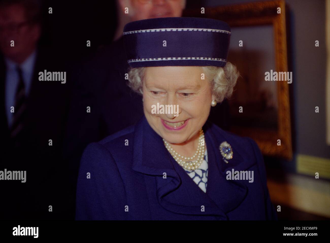 Eine lächelnde Königin Elizabeth II besucht das Shipwreck Heritage Center / Shipwreck Museum bei einem Besuch in Hastings Old Town, East Sussex, England, Großbritannien. 6th. Juni 1997 Stockfoto