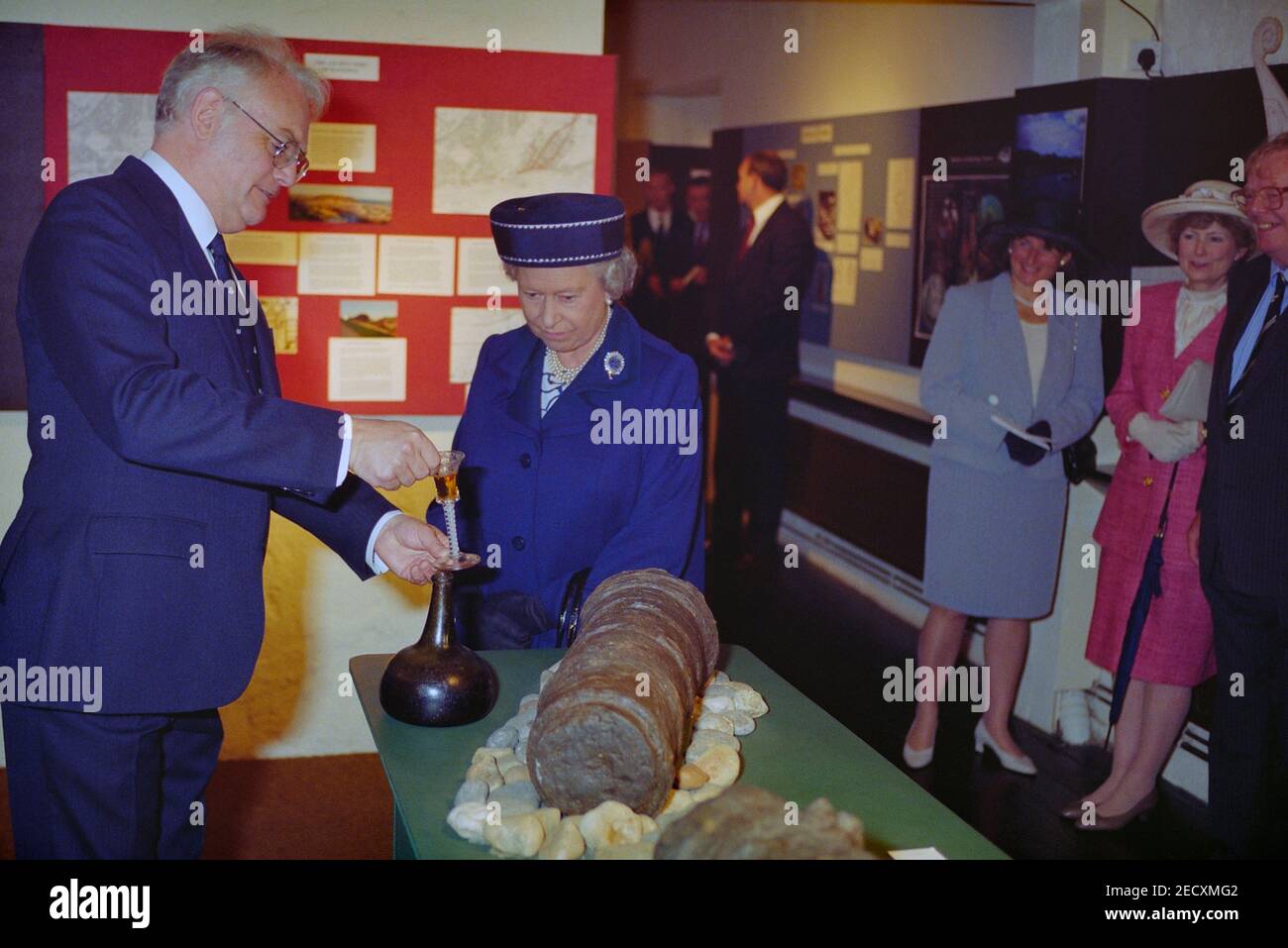 Königin Elizabeth II. Besucht das Shipwreck Heritage Center / Shipwreck Museum bei einem Besuch in Hastings Old Town, East Sussex, England, Großbritannien. 6th. Juni 1997 Stockfoto