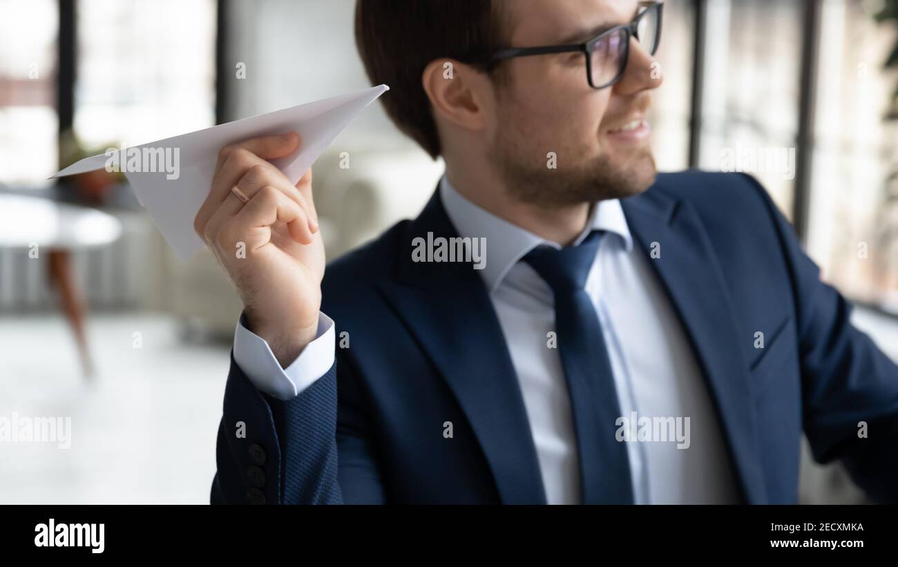 Aufgeregt männlichen CEO starten Papierflugzeug im Büro Stockfoto