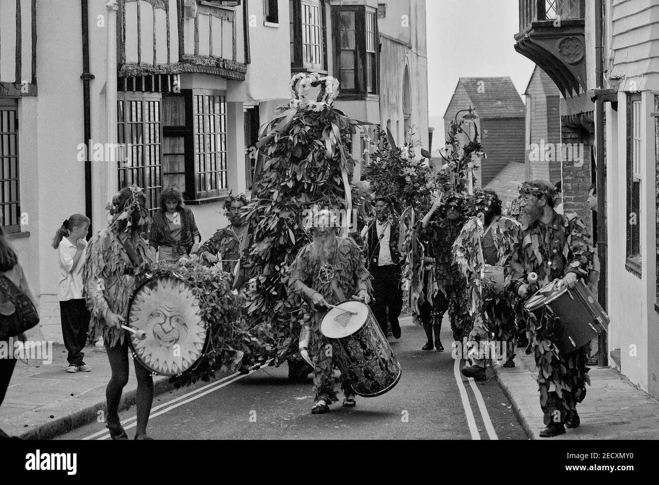 Hastings Traditional Jack in the Green Prozession, Hastings Old Town, East Sussex, England, Großbritannien. Ca. 1990 Stockfoto