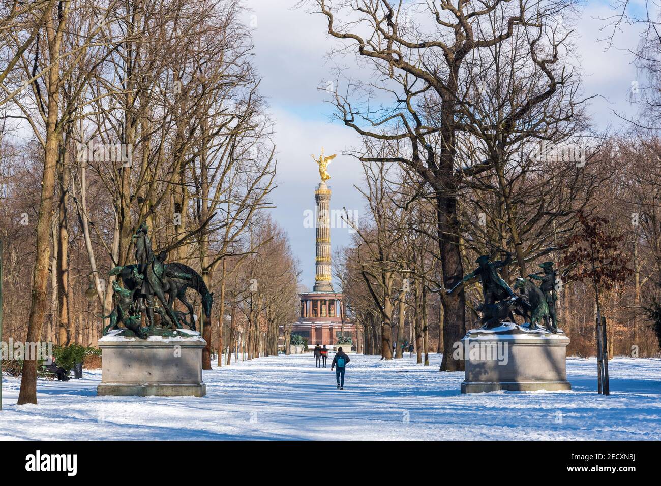 Berliner Tiergarten im Schnee mit Blick auf die Siegesäule Stockfoto
