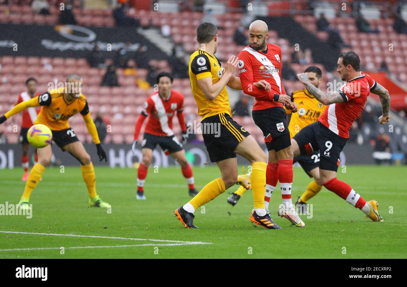 Southampton's Danny ings erzielt das erste Tor des Spiels während des Premier League-Spiels im St Mary's Stadium, Southampton. Bilddatum: Sonntag, 14. Februar 2021. Stockfoto