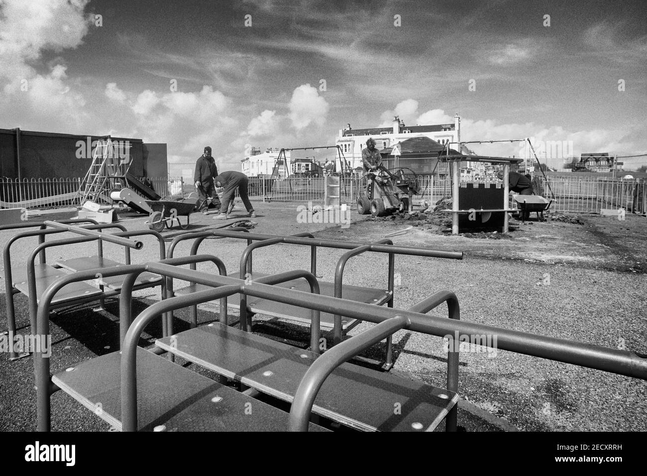 Arbeiter bei der Renovierung eines Kinderspielplatzes in Hastings, East Sussex, England, Großbritannien Stockfoto