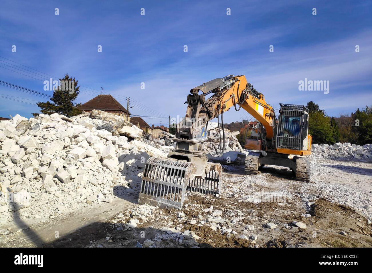 Bauabriss für Neubau, mit einem speziellen hydraulischen Bagger-Zerstörer. Stockfoto