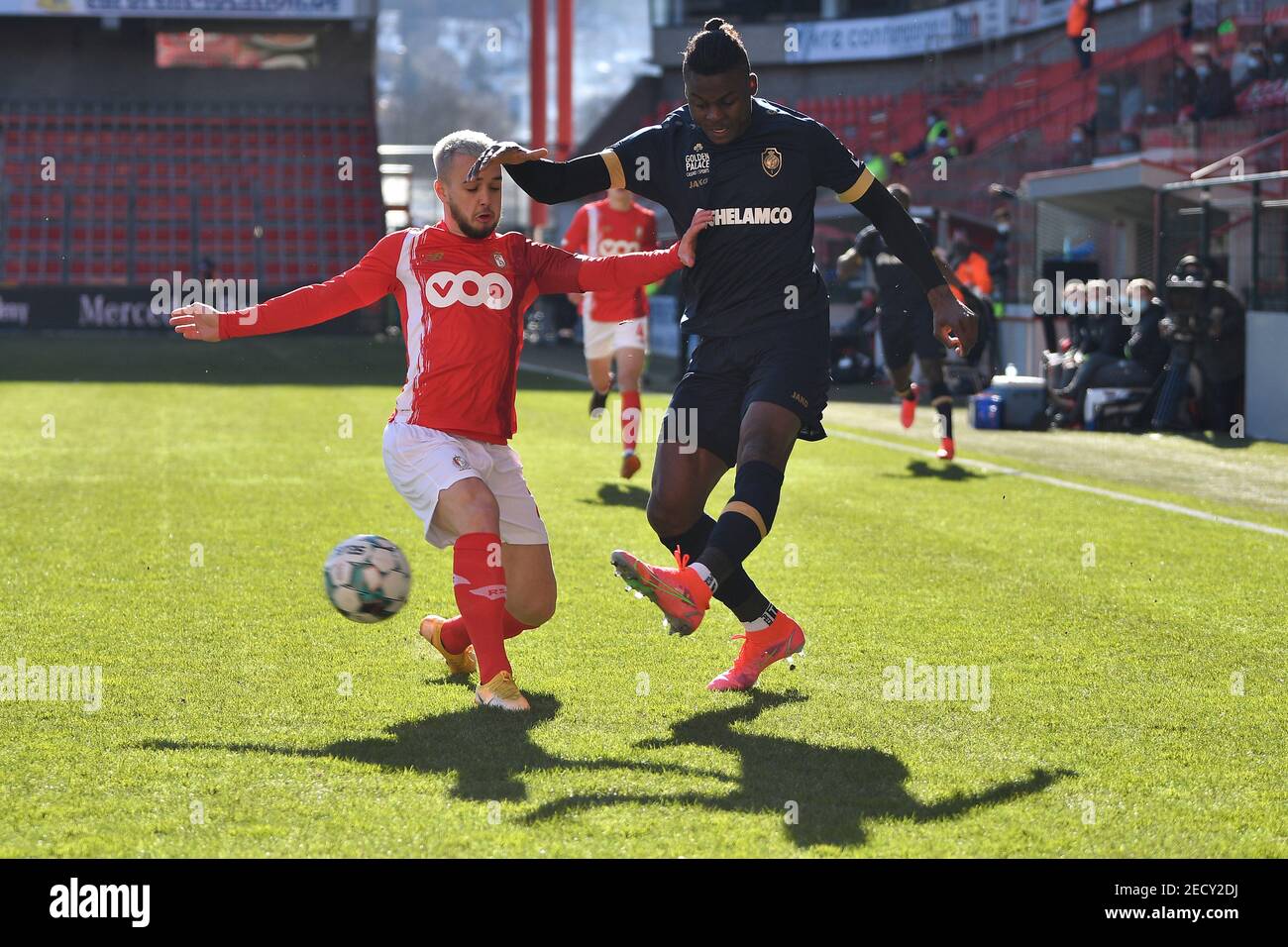 Standard's Nicolas Raskin und Antwerpen's Frank Boya kämpfen während eines Fußballmatches zwischen Standard Liege und Royal Antwerp FC, Sonntag, 14. Feb Stockfoto