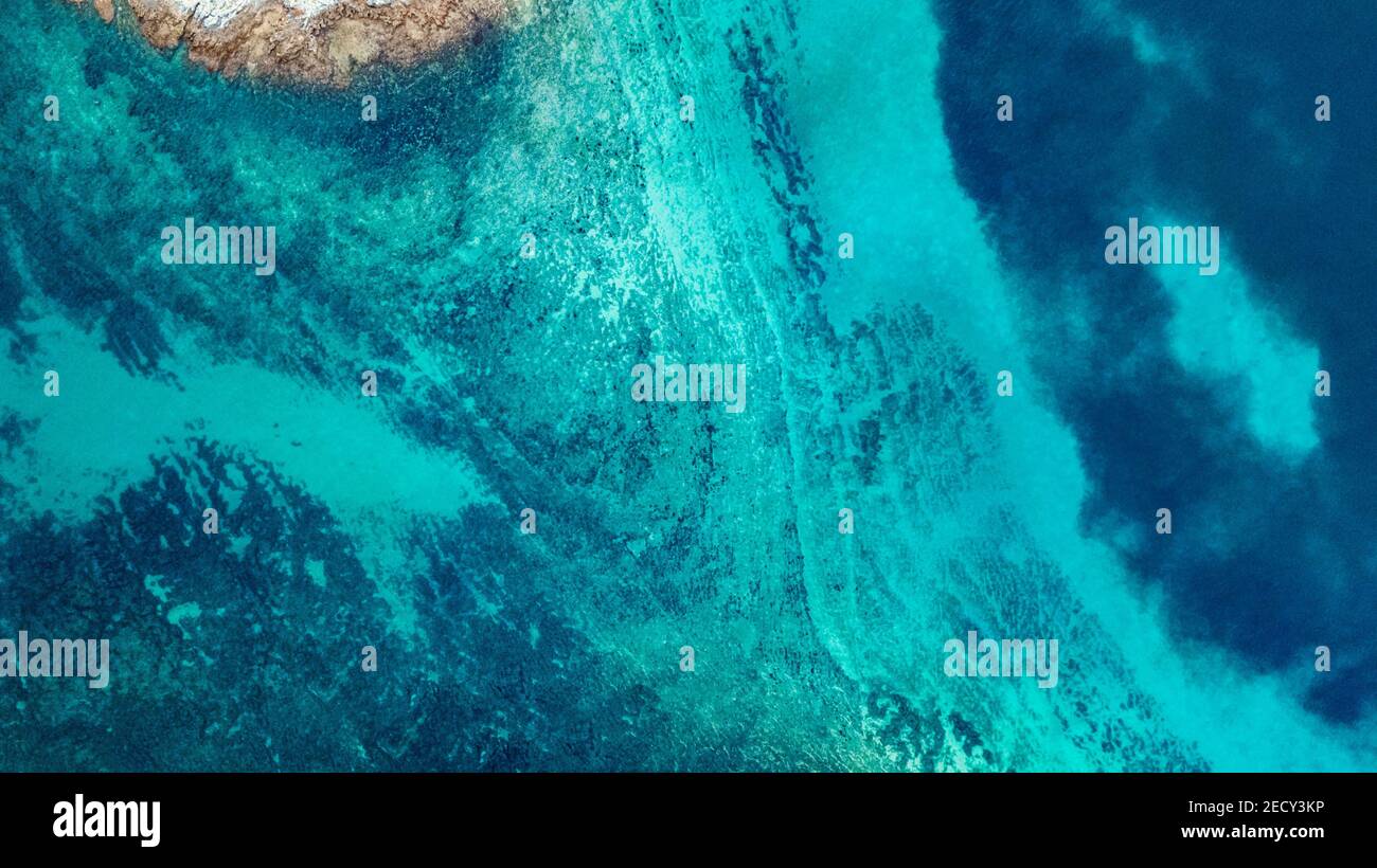 Drohnenansicht des Meeresbettes vor der Küste in Rovinj Kroatien Stockfoto