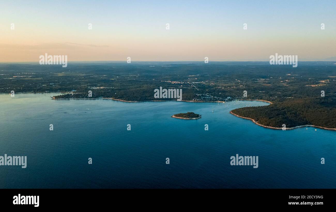 Drohnenansicht der Küste bei Sonnenuntergang in Rovinj Kroatien Stockfoto