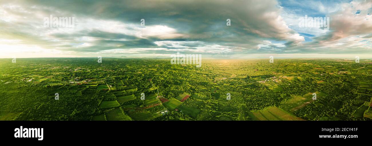 Panorama Drohne Blick über die Landschaft landet mit einem stürmischen Wetter in Pula Kroatien Stockfoto