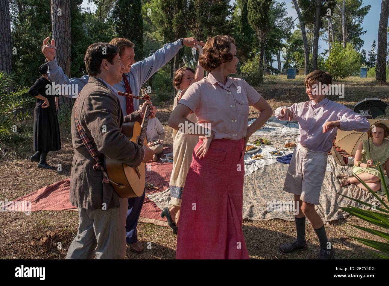 KEELEY HAWES, ALEXIS GEORGOULIS, MILO PARKER, DAISY WATERSTONE, ANNA SAVVA UND LUCY BLACK IN THE DURRELL (2016). Folge 2x3. Kredit: SID Gentle Films/Masterpiece Theater/ITV - unabhängiges Fernsehen/Album Stockfoto