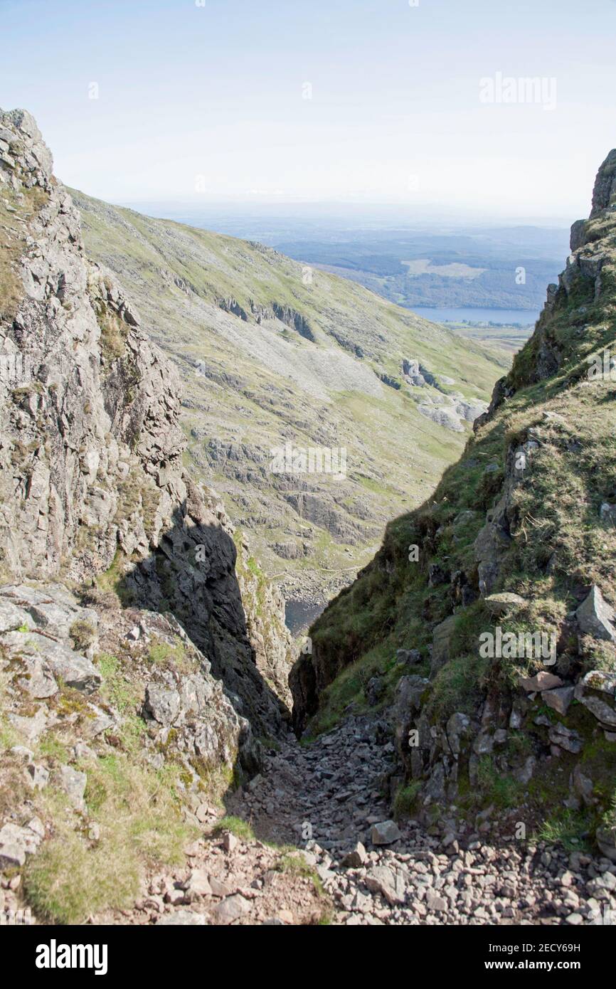 Coniston Wasser und der Grizedale Wald vom Gipfel aus gesehen Von Dow Crag Coniston The Lake District Cumbria England Stockfoto