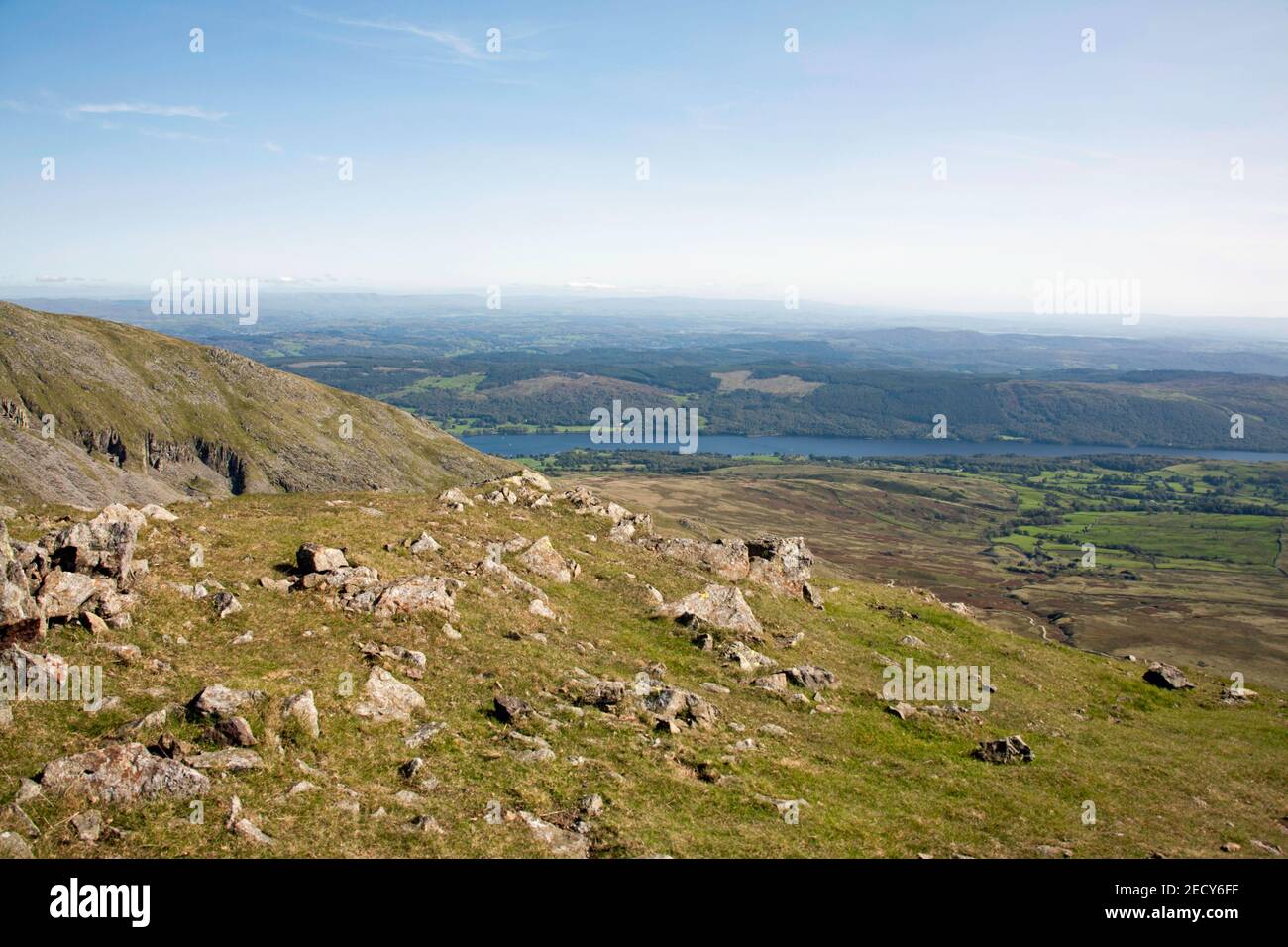 Coniston Wasser und der Grizedale Wald vom Gipfel aus gesehen Von Dow Crag Coniston The Lake District Cumbria England Stockfoto