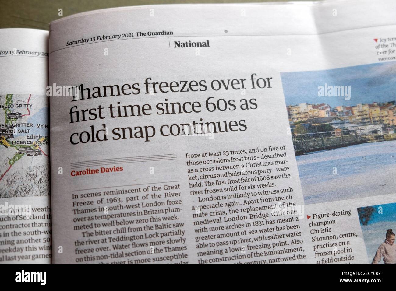 "Thames friert zum ersten Mal seit 60s als kalt ein Snap fährt fort' Guardian Zeitung Schlagzeile Winter Wetter Artikel 13 Februar 2021 London Großbritannien Stockfoto