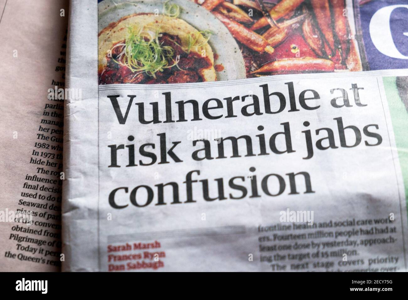 "Gefährdet inmitten der Verwirrung der Jabs" Schlagzeile der Guardian Zeitung Artikel Covid 19 Impfstoff London UK am 13. Februar 2021 Stockfoto
