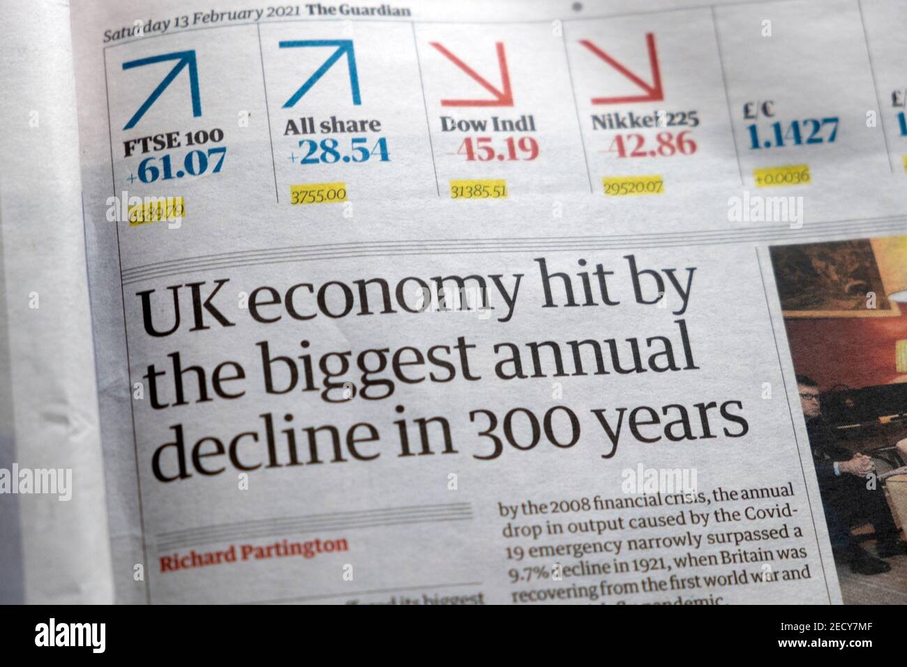 „die britische Wirtschaft wurde vom größten jährlichen Rückgang im Jahr 300 getroffen Artikel in der Finanzabteilung der Londoner Zeitung Guardian England Großbritannien 13. Februar 2021 Stockfoto