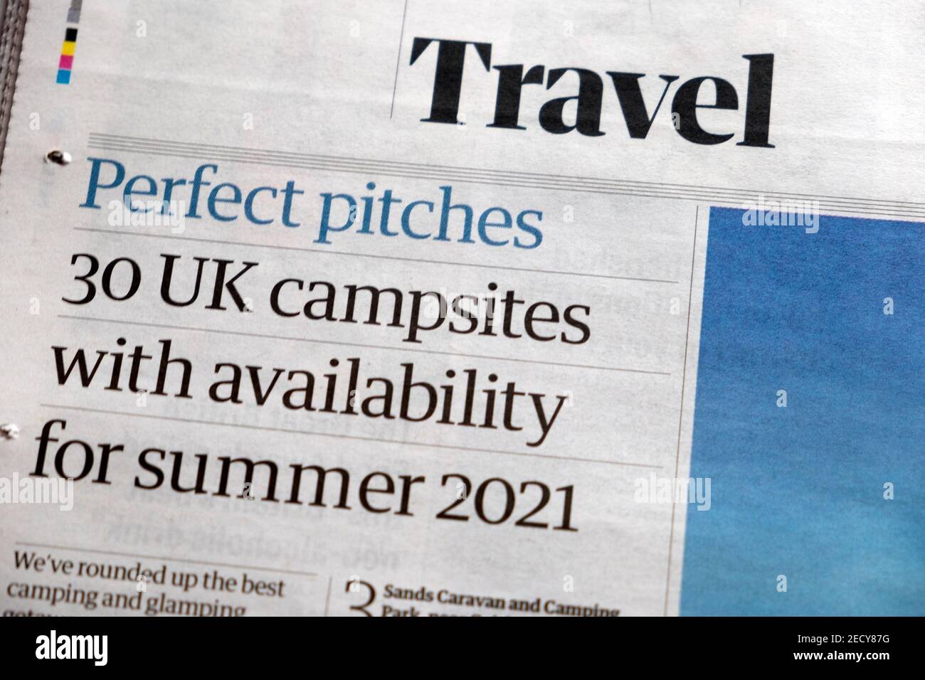 Reise-Seite Guardian Zeitung Schlagzeile Artikel 'Perfect Pitches 30 UK Campingplätze mit Verfügbarkeit für Sommer 2021 am 13. Februar 2021 London, Großbritannien Stockfoto