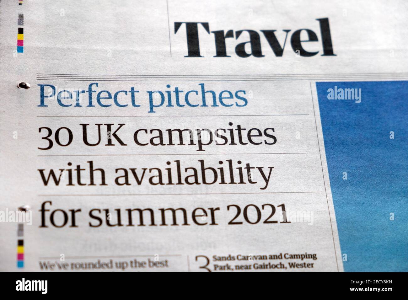 Reise-Seite Guardian Zeitung Schlagzeile Artikel 'Perfect Pitches 30 UK Campingplätze mit Verfügbarkeit für Sommer 2021 am 13. Februar 2021 London, Großbritannien Stockfoto