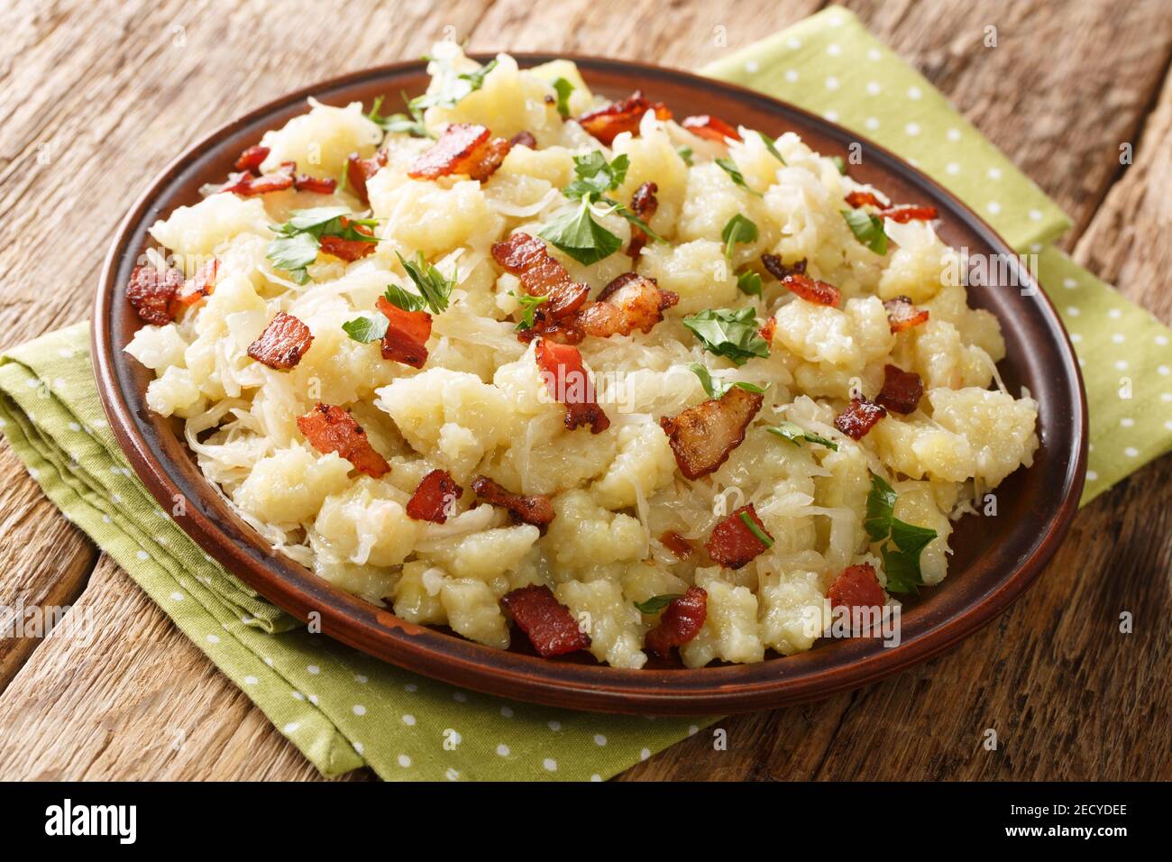 Kartoffeln, Speck und Sauerkraut ist strapacky halusky Nahaufnahme in der Platte auf dem Tisch. Horizontal Stockfoto