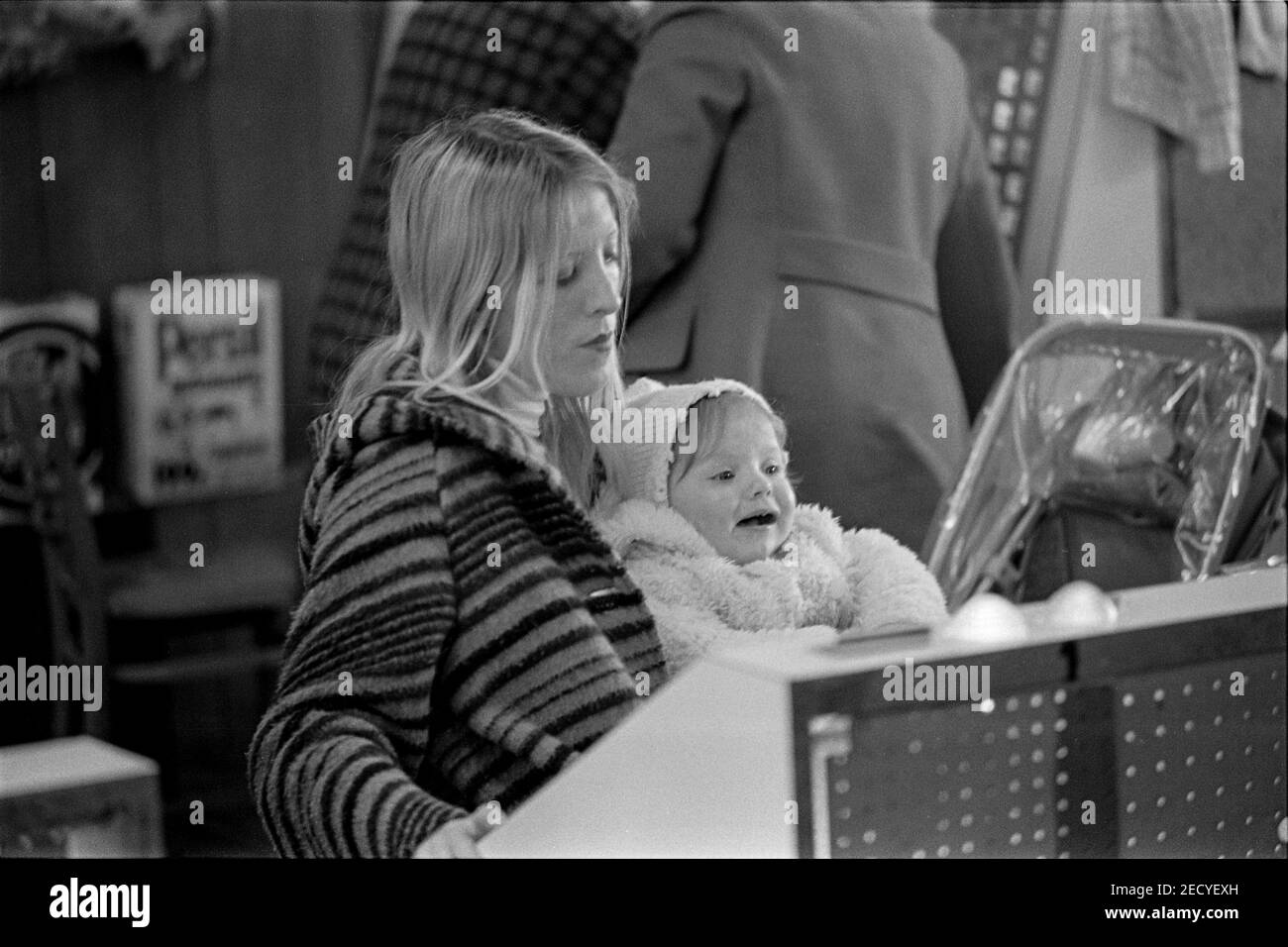 Frau und Kind spielen Preis Bingo Stockfoto