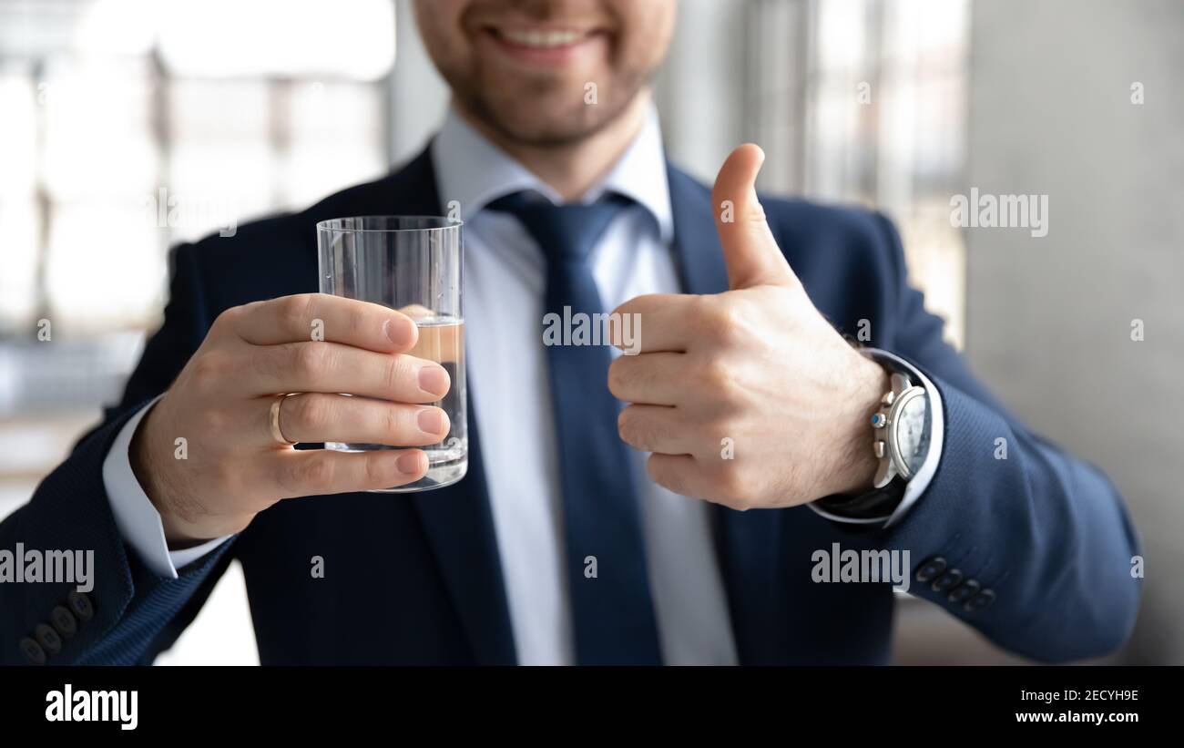 Lächelnder Mann empfehlen trinken tägliche Dosis von sauberem Wasser Stockfoto
