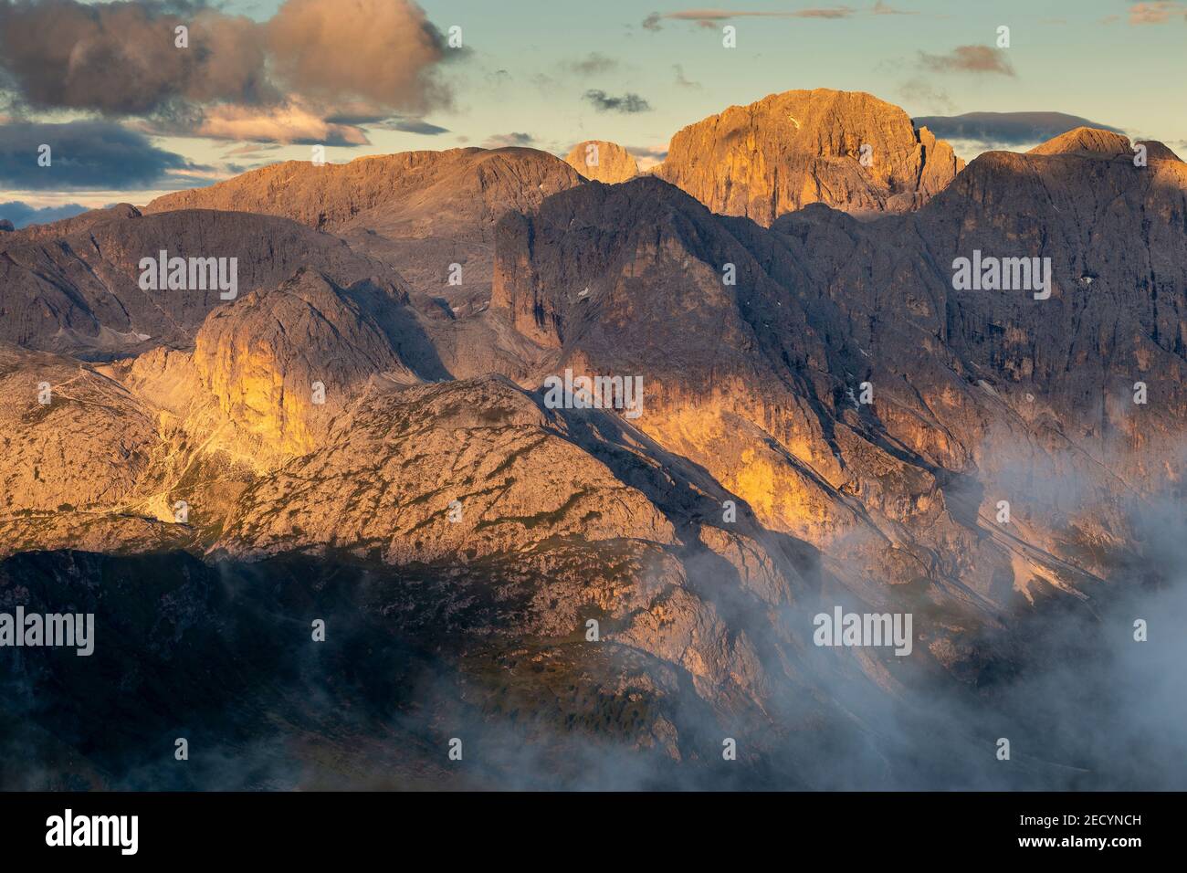 Bei Sonnenaufgang auf die Berggruppe Catinaccio Alpenglow, in den Dolomiten. Fassa. Trentino. Italienische Alpen. Europa. Stockfoto