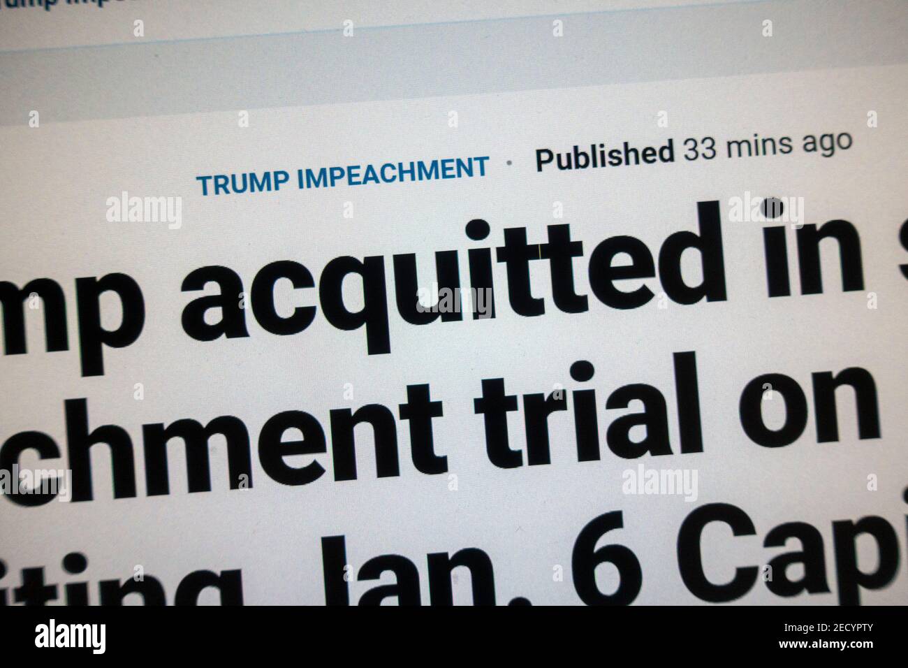 Fox News Screenshot über Präsident Donald Trumps zweites Amtsenthebungsverfahren mit Schwerpunkt auf der Überschrift "...freigesprochen..." am 13th. Februar 2021. Stockfoto