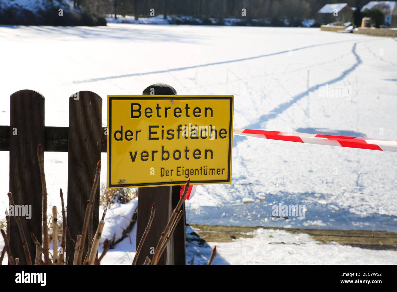 Viersen, Deutschland - Februar 9. 2021): Blick auf gelbes deutsches Schild betreten Sie kein Eisschild mit gefrorenem See-Hintergrund Stockfoto