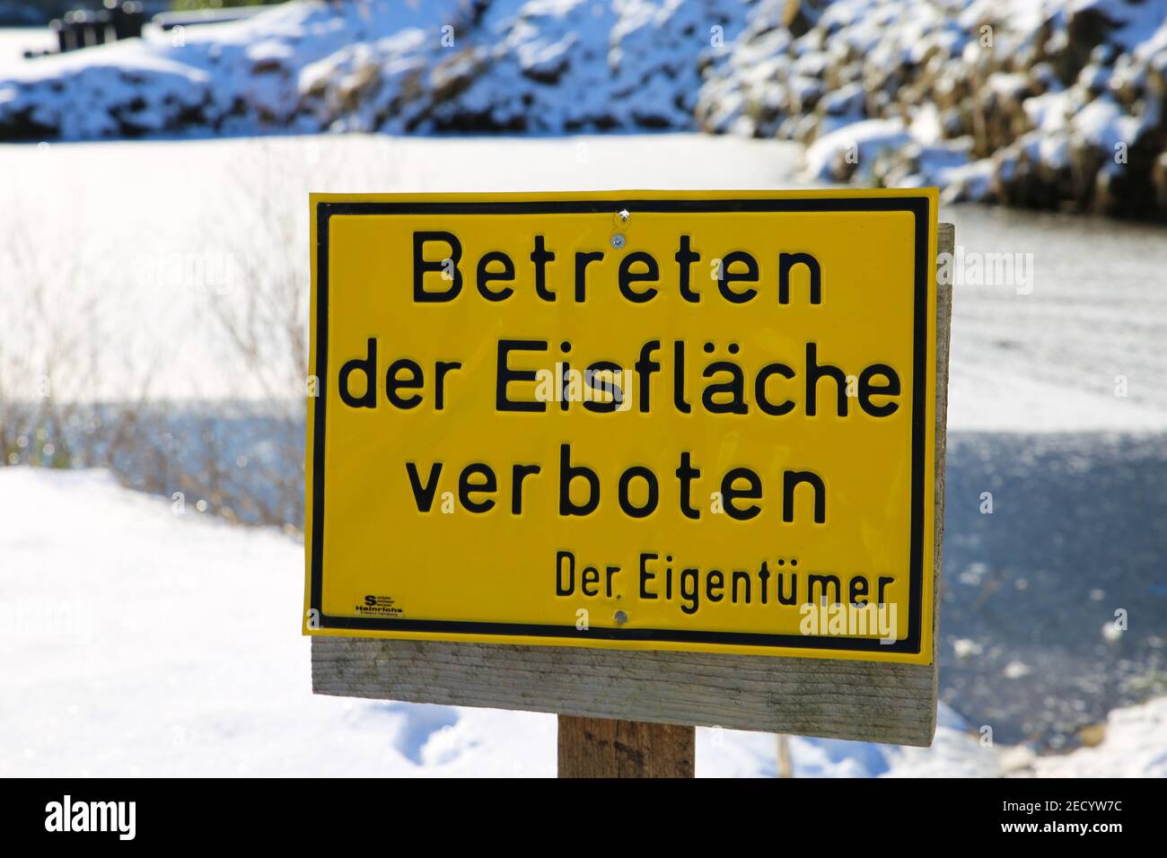 Viersen, Deutschland - Februar 9. 2021): Blick auf gelbes deutsches Schild betreten Sie kein Eisschild mit gefrorenem See-Hintergrund Stockfoto