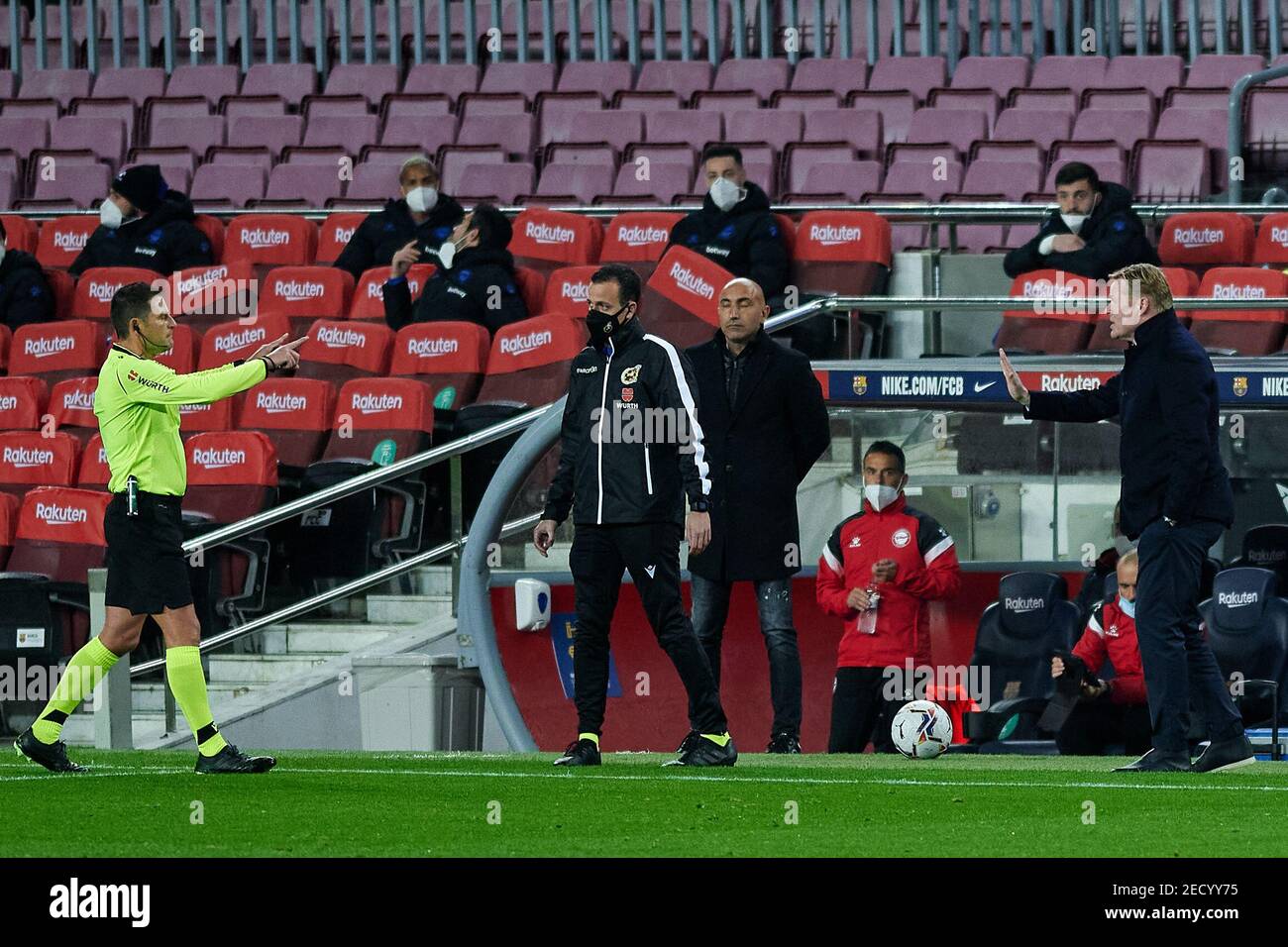 Ronald Koeman vom FC Barcelona beim Ligaspiel zwischen FC Barcelona und Deportivo Alaves im Camp Nou in Barcelona, Spanien. Stockfoto