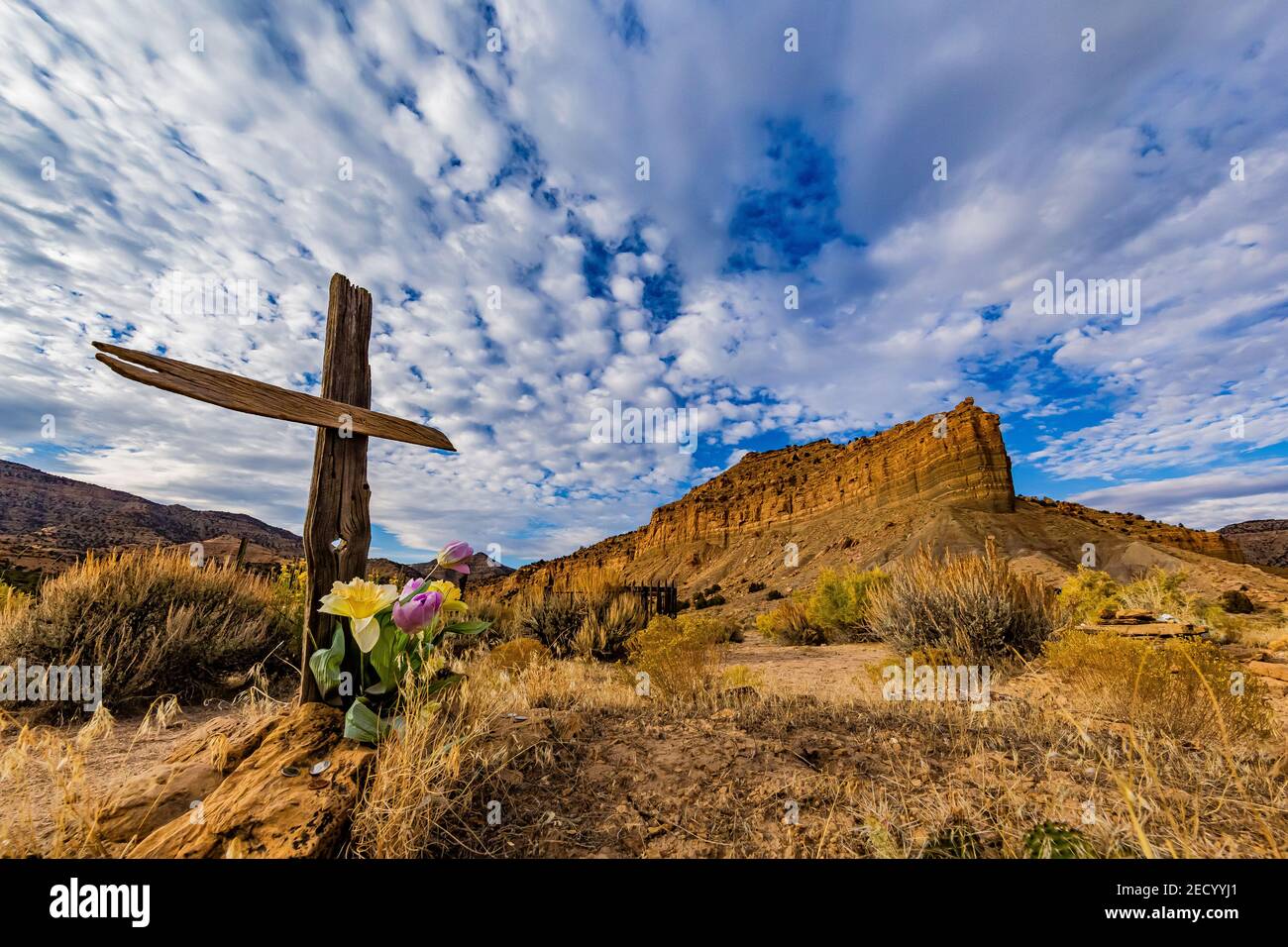 Wüstengrab mit dramatischen Wolken über dem Friedhof der Kohlemütstadt Sego, Utah, USA Stockfoto