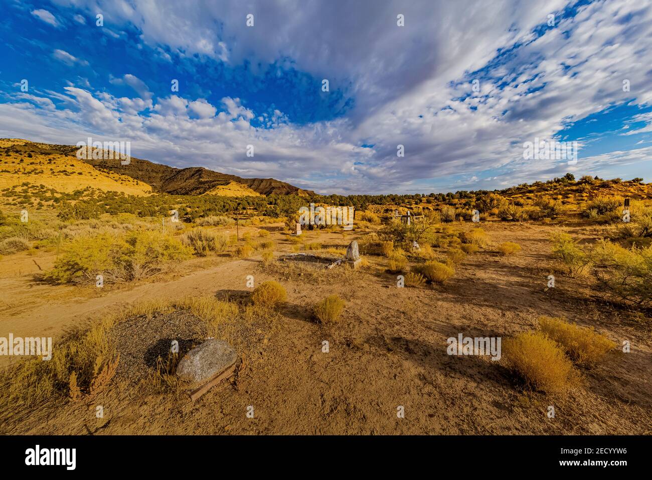 Wüstengrab mit dramatischen Wolken über dem Friedhof der Kohlemütstadt Sego, Utah, USA Stockfoto