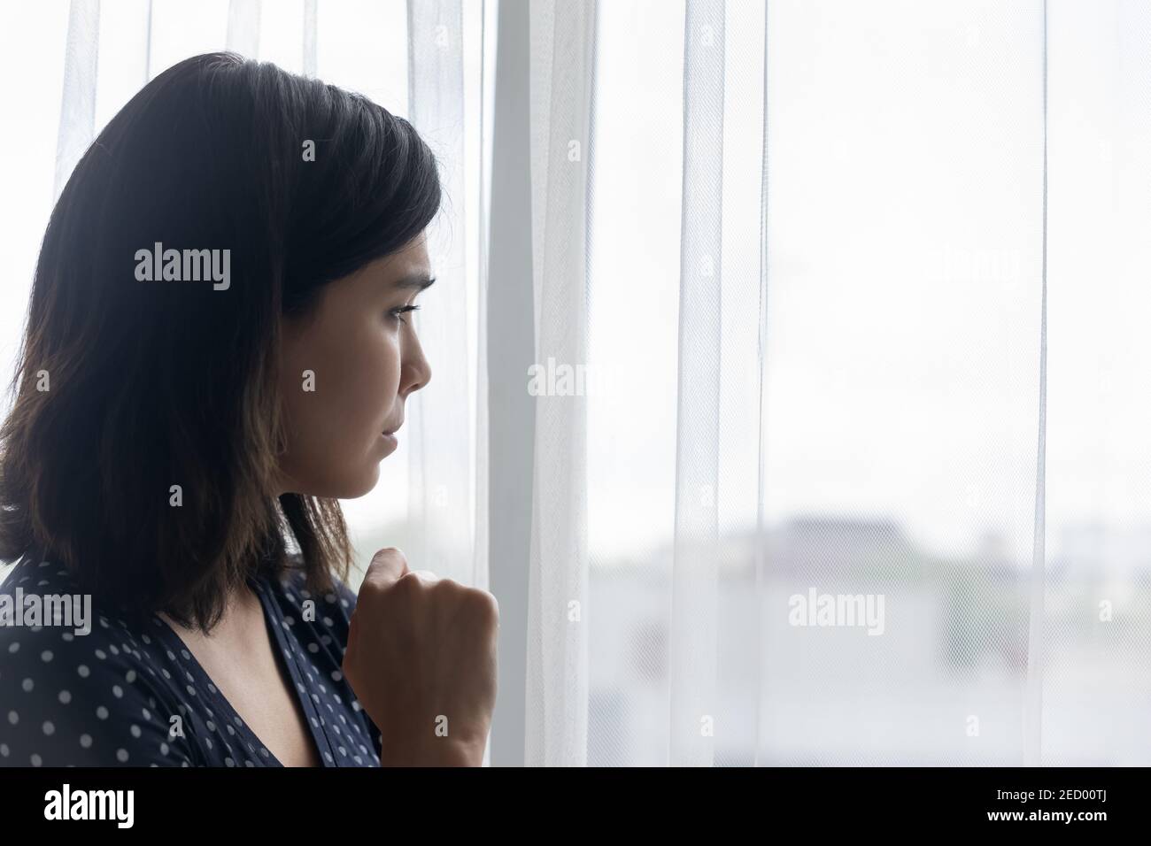 Ängstlich traurig junge asiatische Frau weinend allein Blick auf Fenster Stockfoto