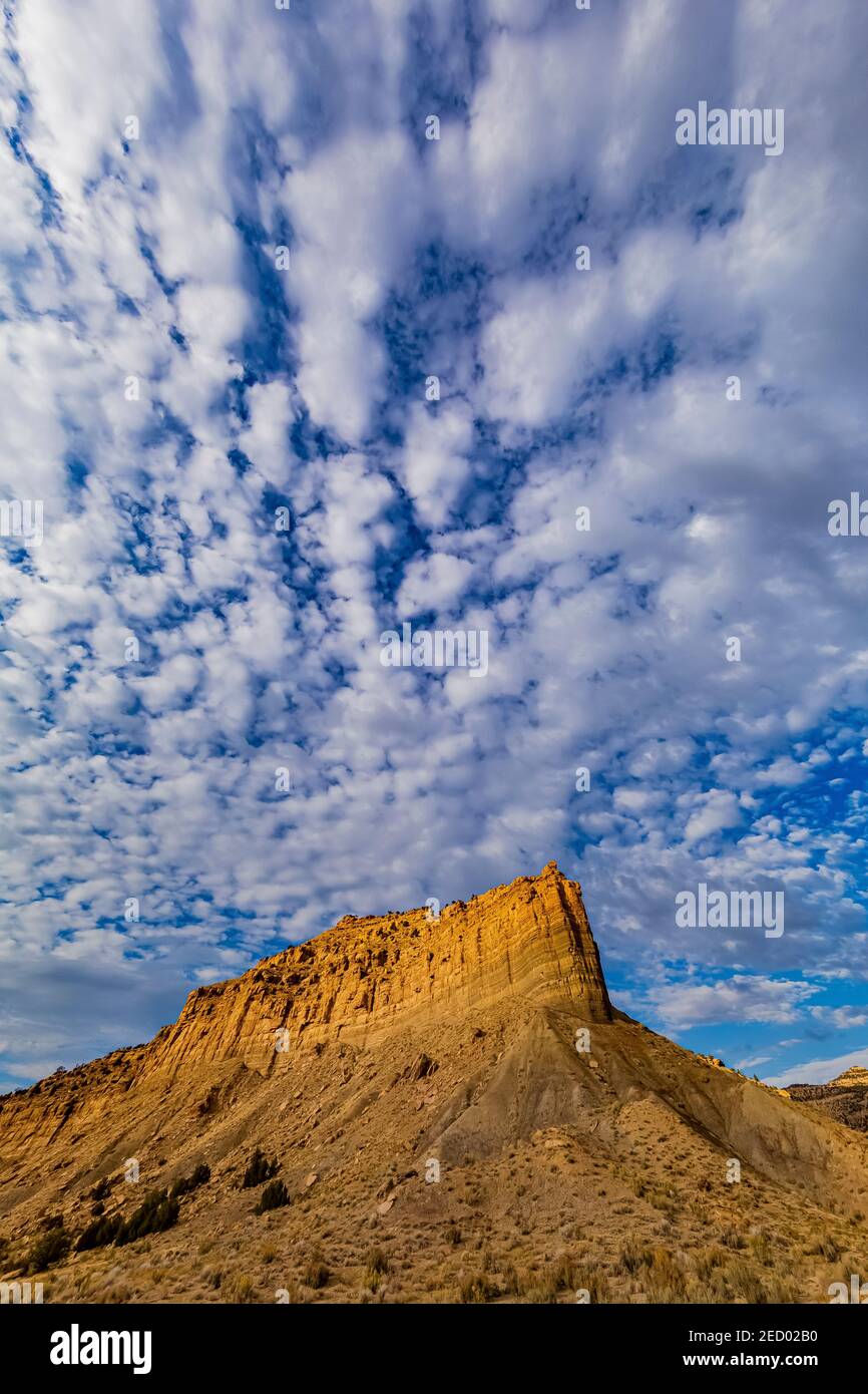 Buchen Sie Klippen mit dramatischen Wolken über der Kohlebergbaustadt Sego, Utah, USA Stockfoto