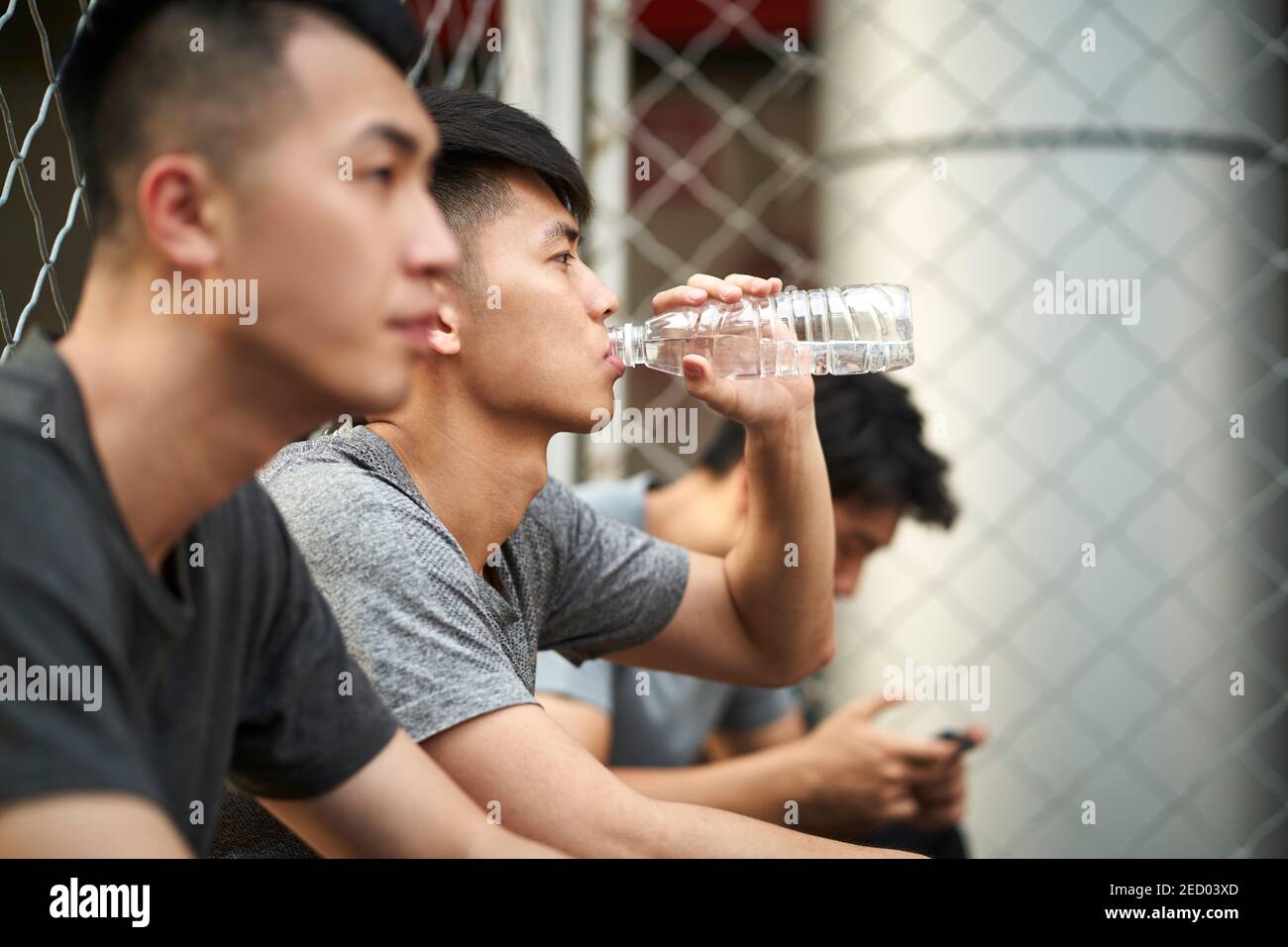 Drei junge asiatische Erwachsene männliche Athleten Ruhe nach dem Training Stockfoto