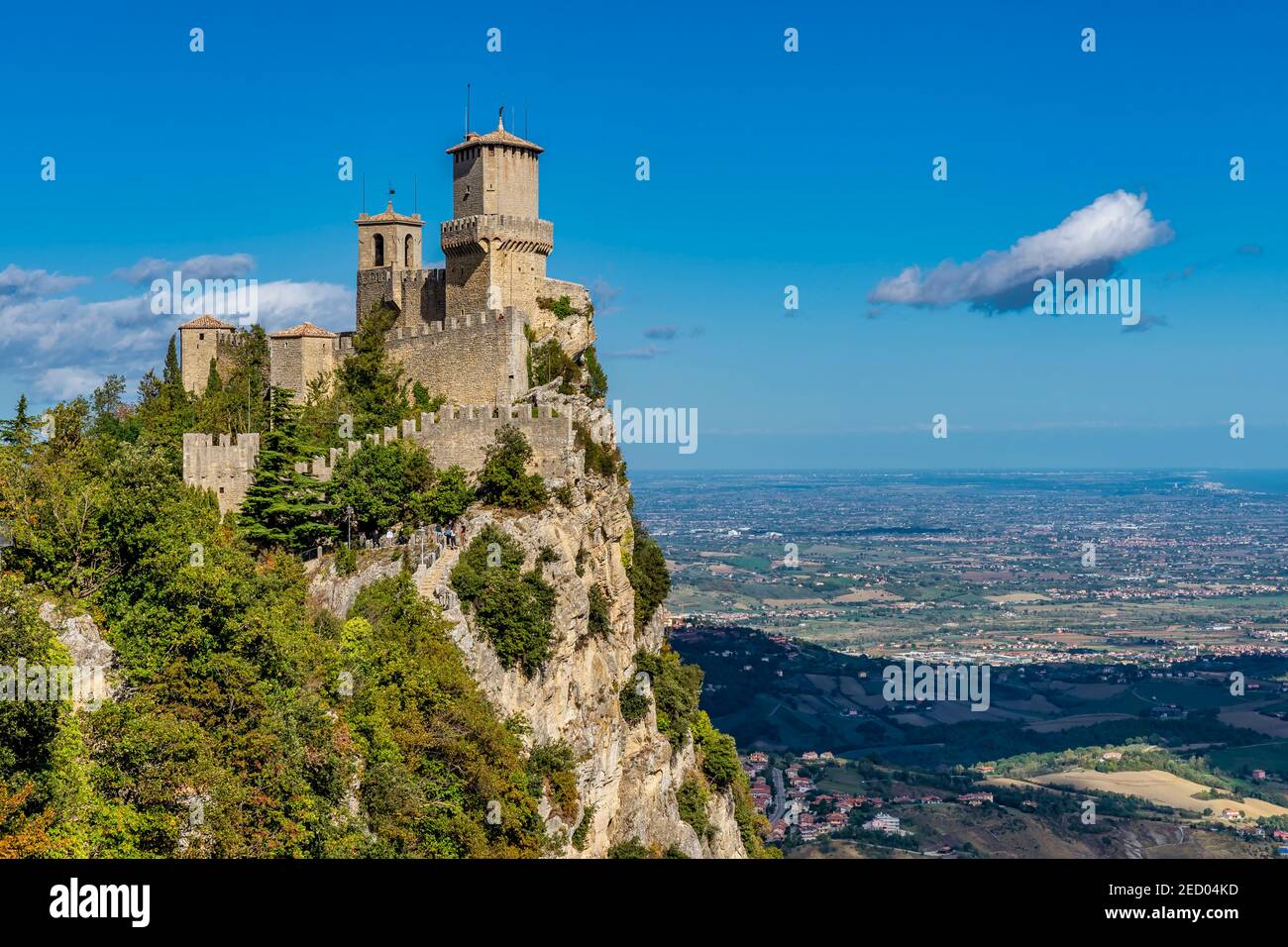 La Rocca, auch bekannt als Guaita oder Prima Torre, ist die größte und älteste der drei Festungen, die die Stadt San Marino dominieren Stockfoto
