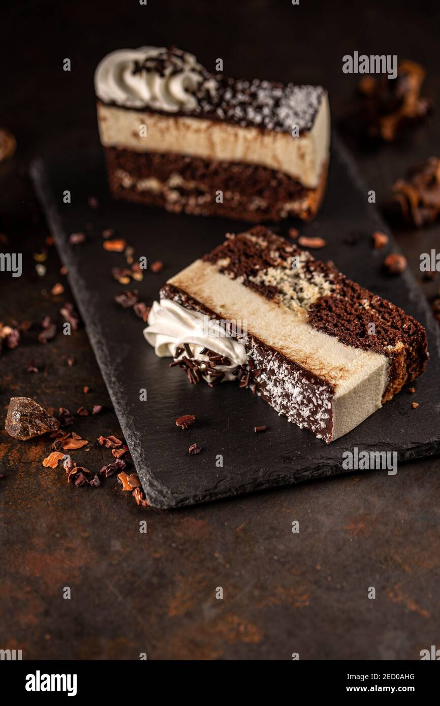 Ein Stück köstlicher Kuchen auf schwarzem Schiefer auf Grungy serviert Hintergrund Stockfoto