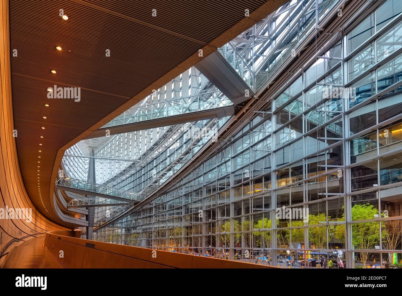 Tokyo, Japan - 20. April 2014: Ansicht des Tokyo International Forum Interieur. Das Tokyo International Forum ist ein Mehrzweck-Messegelände Stockfoto