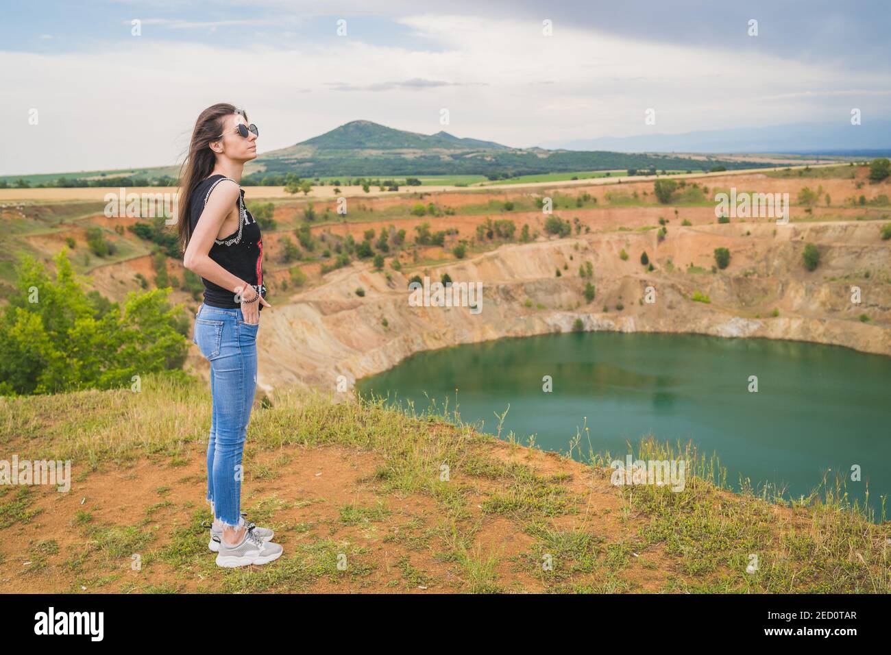 Schöne Frauen im Font der Kupfermine mit Kopierraum Stockfoto
